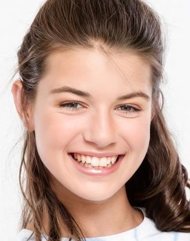 Laura Šťastná as Simona