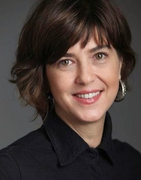 Maria Clara Mattos as Isaura