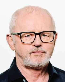 David Morse as Adult Bobby Garfield