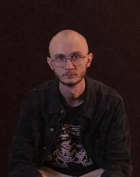 Natan F. Arndt as Homem