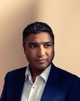Nick Mohammed as Simon Schinwold