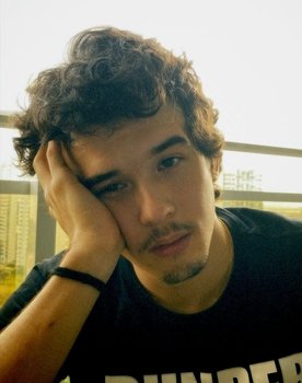 Lucas Sá as Vinícius