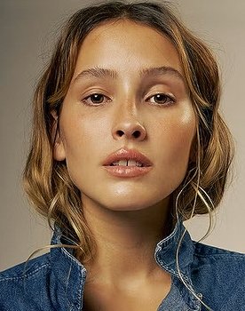 Duda Batsow as Carolina Amorim (Carol)