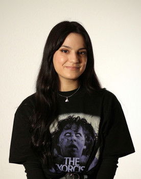 Laura Pardo as Julia