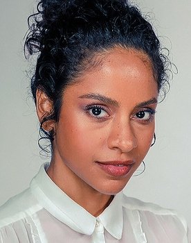 Larissa Góes as Luzia Rosa (1ª Fase)