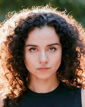 Mariam Hage as Esra
