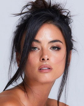 Xian Mikol as Elizabeth Taylor