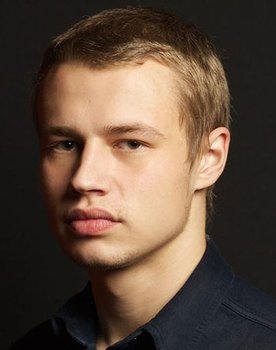 Ivan Mulin as Шустов