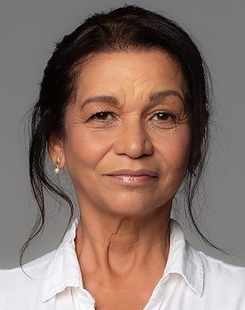 Lana Guelero as Cida