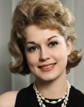 Birsen Menekşeli as 