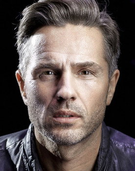 Peter Jöback as Tom