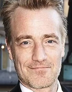 Nikolaj Hübbe as James