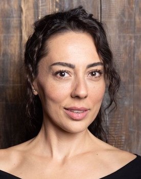 Şirin Kılavuz as Selin