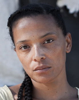 Clarisse Albrecht as Emma