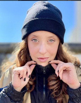 Camila Favero as Julia