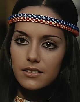 Libânia Almeida as Luciana