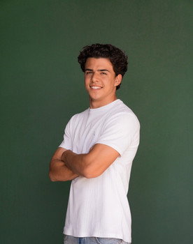 Nicolas Cruz as Edu