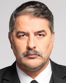 Vasilis Bisbikis as Manos