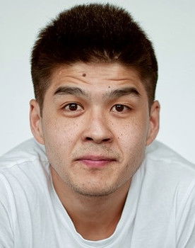 Bayastan Koldoshaly as Эльбек Абдурахманов - муж Яны