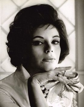 Kitty de Hoyos as María