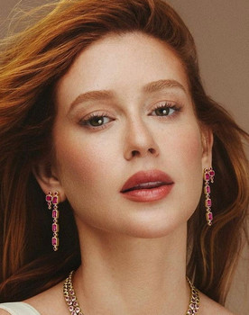 Marina Ruy Barbosa as Sabina Rocha Assumpção