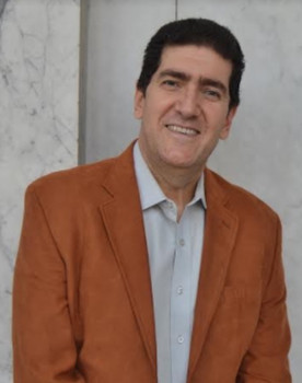 Rosendo Flores as Crespel, Maitre Luther