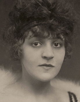 Anita Berber as Gräfin Julia Orsini