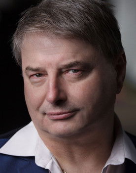 Nick Golden as Frank (Leo's Dad)