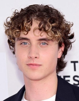 Joseph Zada as Charlie Roth