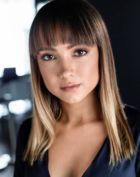 Isabel Dilena as Zoe