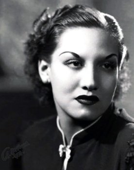 Elvira Ríos as Cantante