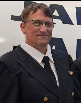 Lee Glattback as Captain