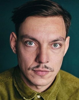 Benedict Fellmer as Employee