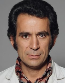 Orhan Çoban as Kahveci