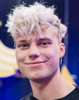 Aleksey Avdeev as Sasha