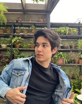 Fadi Alaydrus as Faris