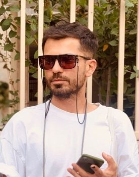 Ehsan Gharedaghi as Homayoon