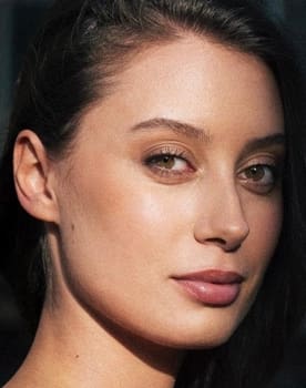 Melisa Ferhatovic as Amina Besic