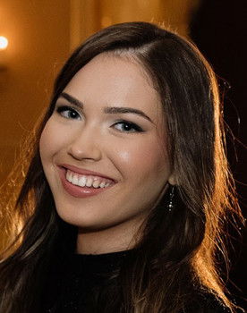 Maša Drašler as Hana