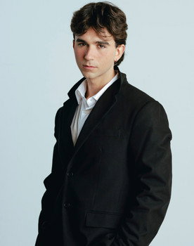 Juan Sainz de Rozas González as Véctor