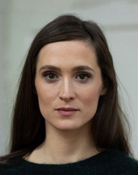 Friederike Becht as Anja