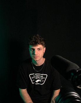 Luciano Repetto as Entrevistador