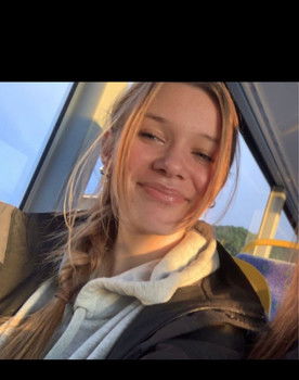 Violet Goldsack as Emme