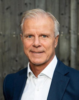 Roland Nilsson as Self