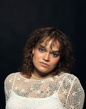 Efe Elo as Punk woman/Skeleton