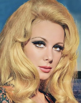 Filiz Akın as Perran