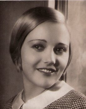 Lien Deyers as Lu, seine Frau