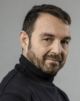 Diego París as Juli