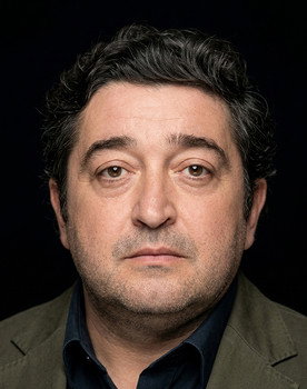 Nevzat Açıkgöz as Komiser