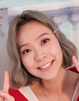 Yu-Chen Ku as Gourmet club woman